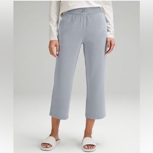 Softstreme High-Rise
Straight-Leg Cropped Pant
Chambray
Size 8